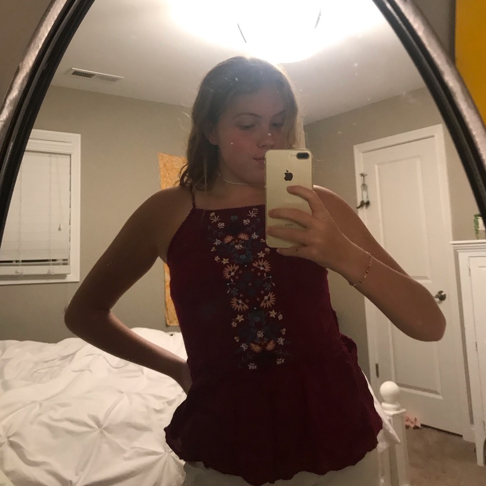 Spaghetti strap flower embroidered tank top!